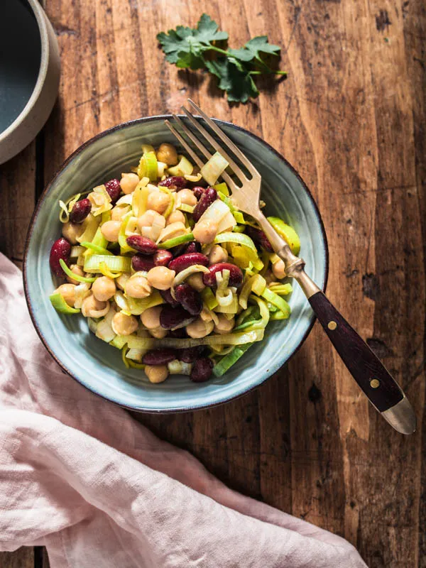 Frischer Salat mit Kichererbsen und Bohnen