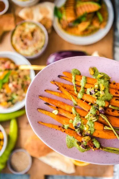 Frischer schwäbischer Linsensalat, garniert mit Kräutern und gerösteten Zwiebeln