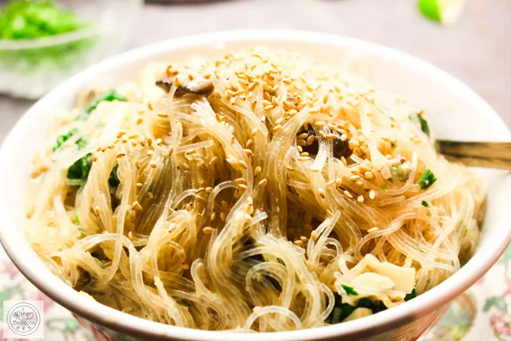 Frischer Spinat wird im Wok zu den Shiitake Pilzen und der Sauce für die Spinat Nudeln gegeben