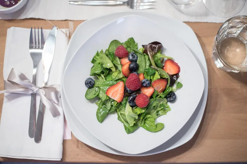 Frischer Spinatsalat mit Beeren als leichte Vorspeise für das Dinner