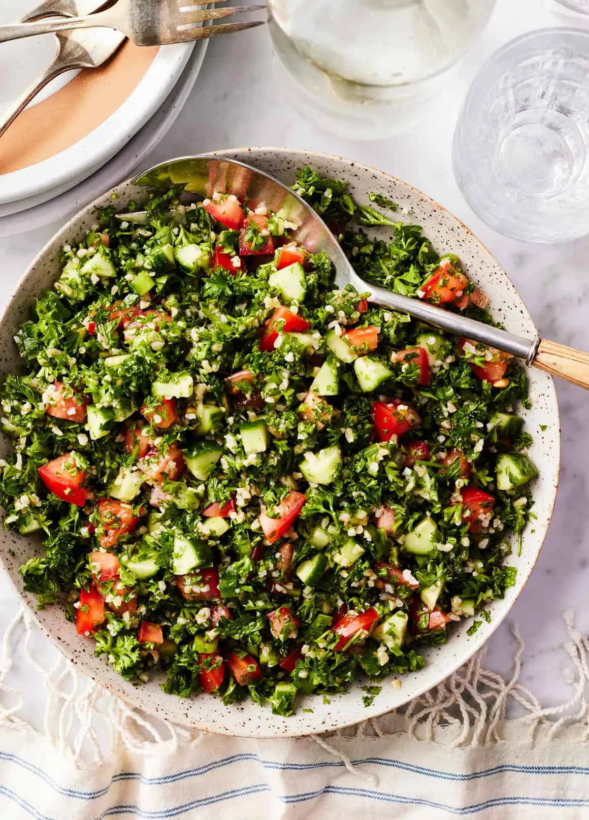 Frischer Tabouleh Salat in einer dekorativen Schale, bereit zum Servieren