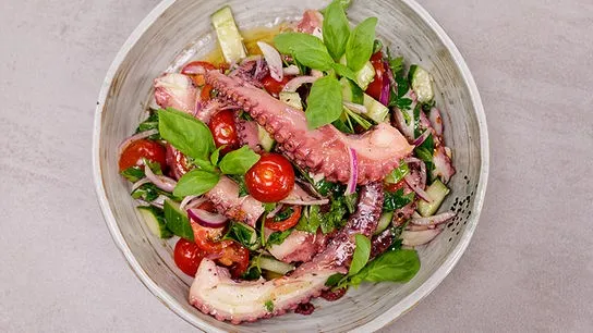 Frischer Tintenfischsalat mit Kräutern und Zitrone