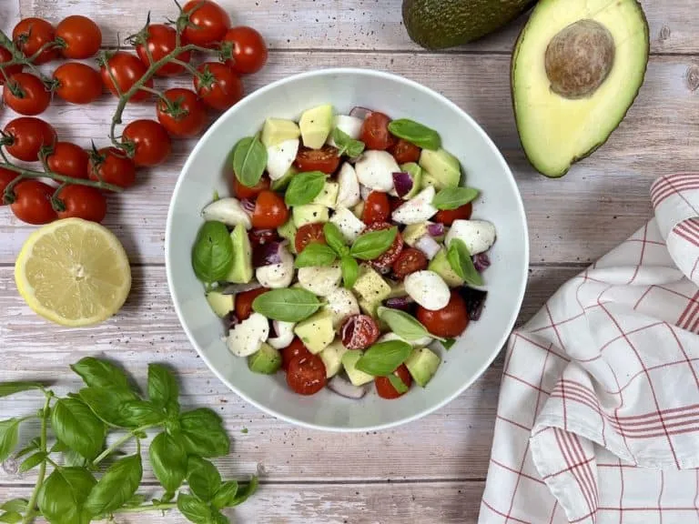 Frischer Tomaten-Avocado Salat mit Mini Mozzarella