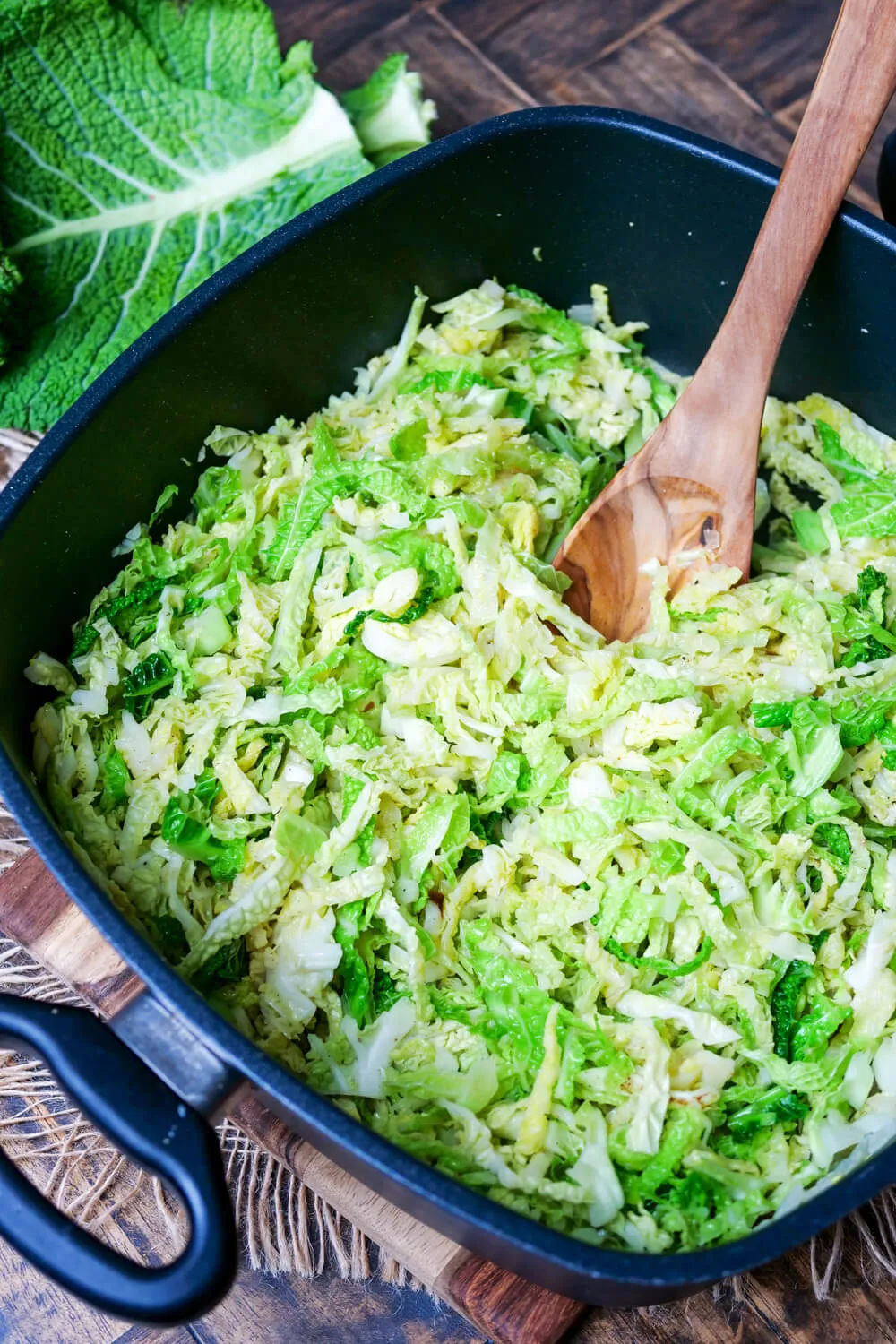 Frischer Wirsing beim Anbraten in der Pfanne für das cremige Rahmwirsing Rezept