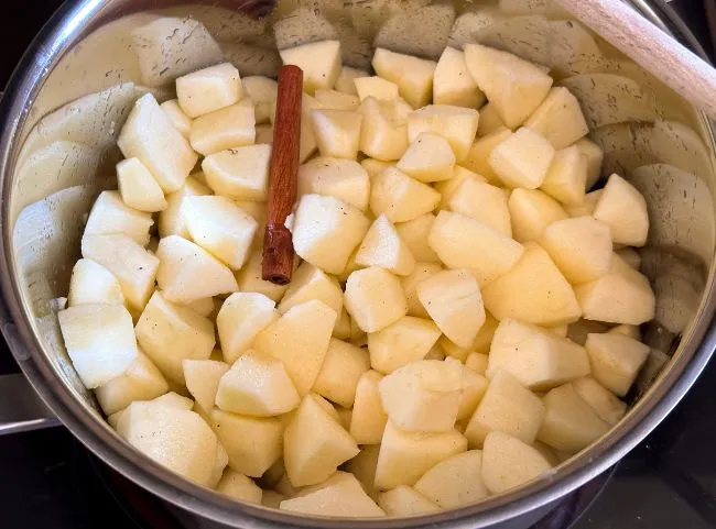 Frisches Apfelmus in einem Glas, zubereitet nach Omas Rezept, ein Klassiker in deutschen Küchen.