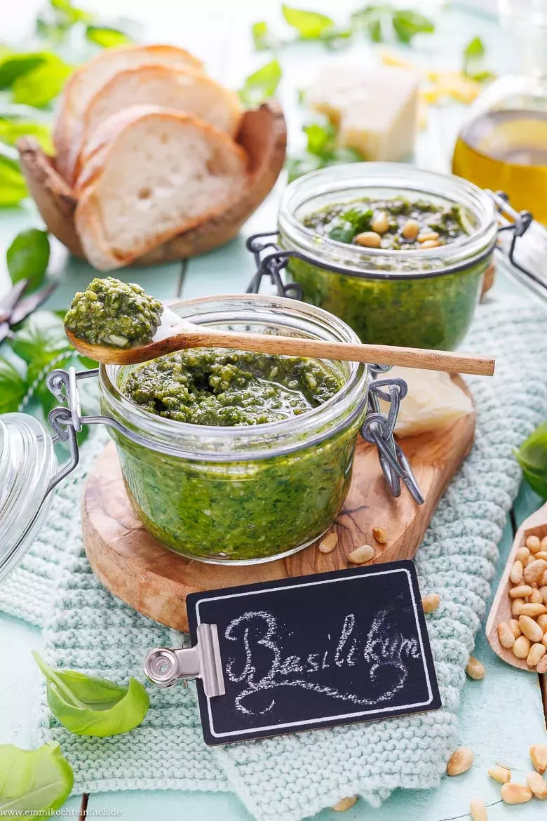 Frisches Basilikum Pesto in einem Glas mit Holzlöffel