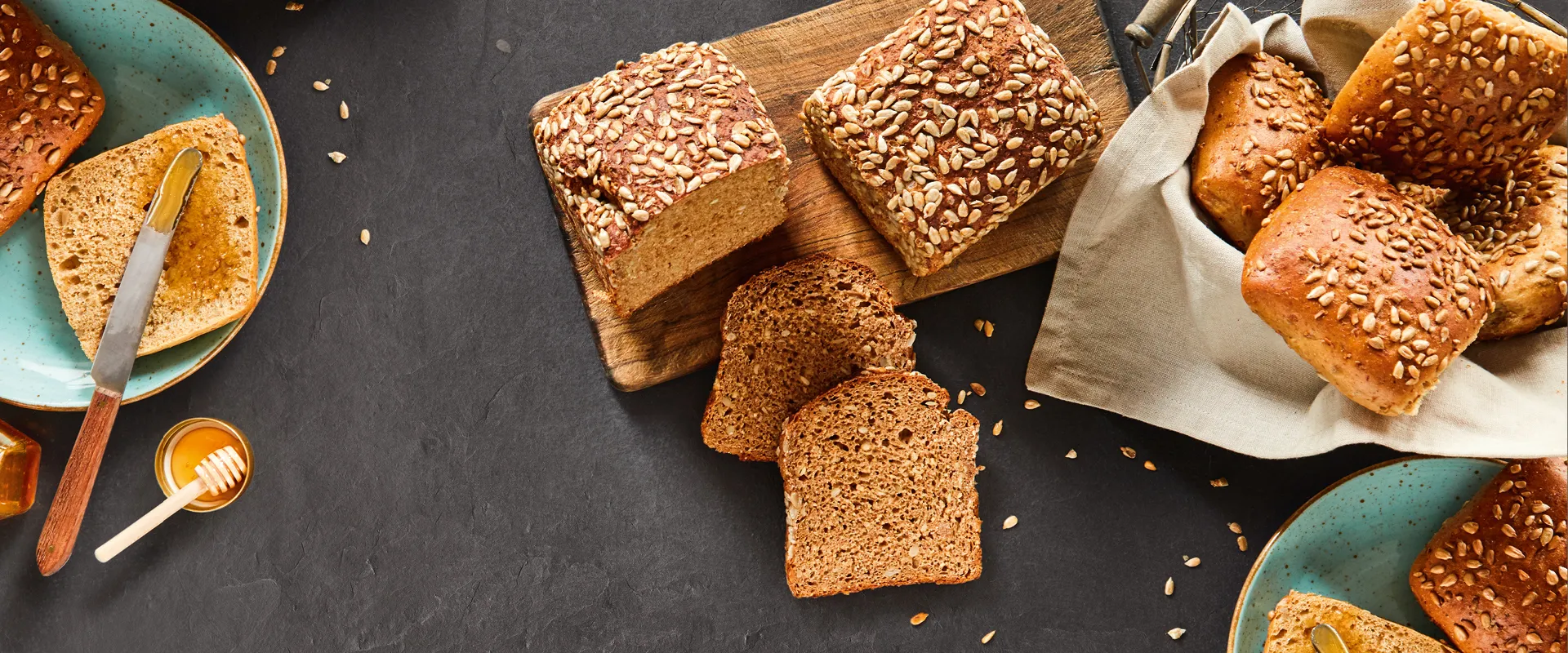Frisches Dinkelbrot und Urgetreide-Backwaren in einer EDEKA Bäckerei Auslage