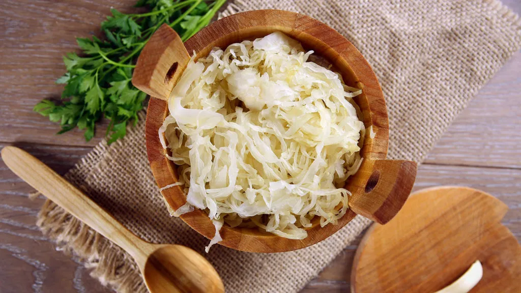 Frisches fermentiertes Sauerkraut ist ein ausgezeichnetes Hausmittel zum Wiederaufbau der Darmschleimhaut und reich an probiotischen Kulturen.