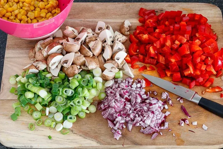 Frisches Gemüse für eine herzhafte Pizza-Suppe