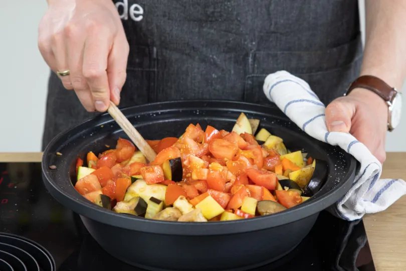 Frisches Gemüse wird zusammen mit den Gewürzen in der Tajine angebraten