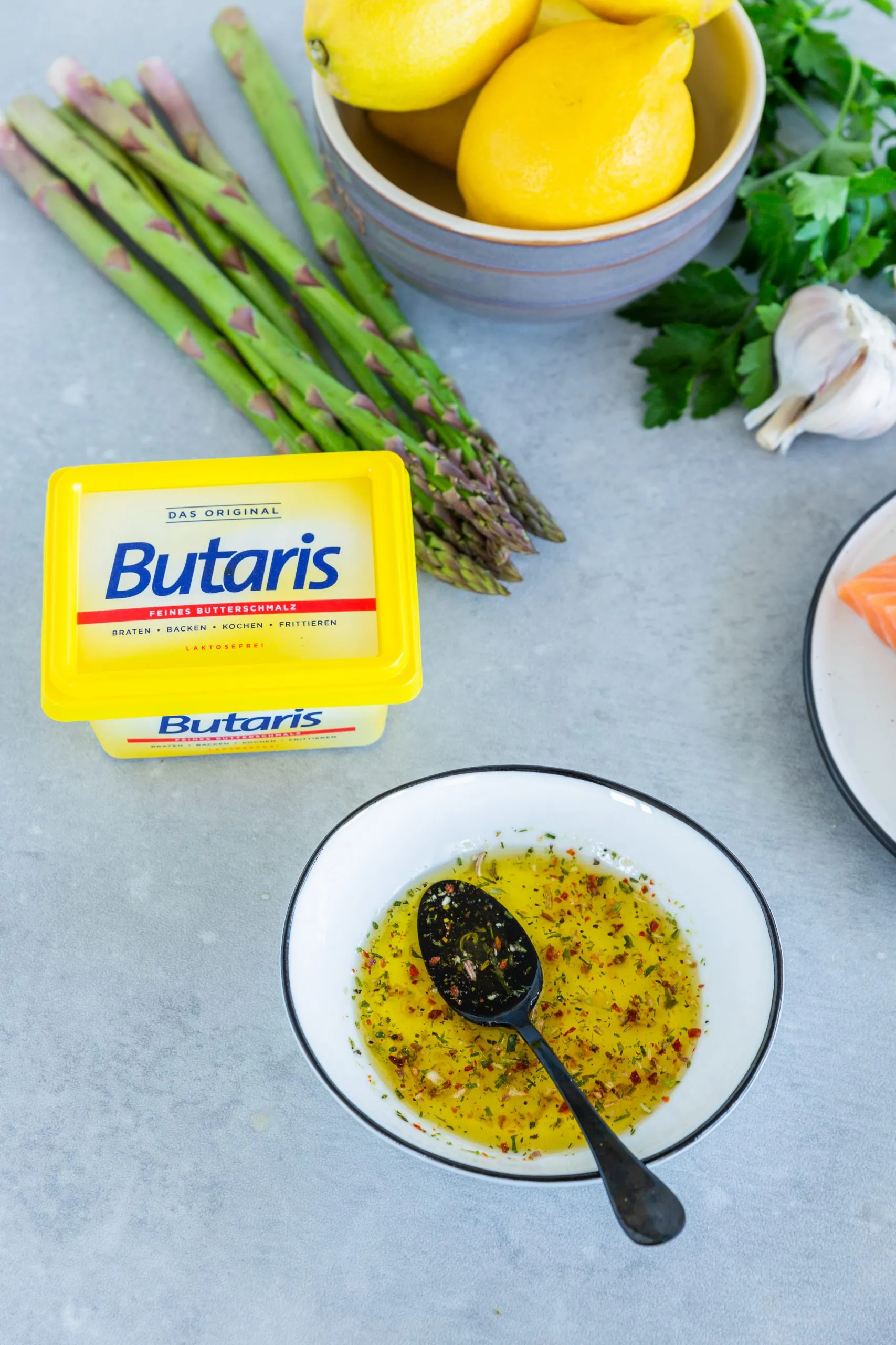 Frisches Lachsfilet bereit zum Würzen für das Ofengericht