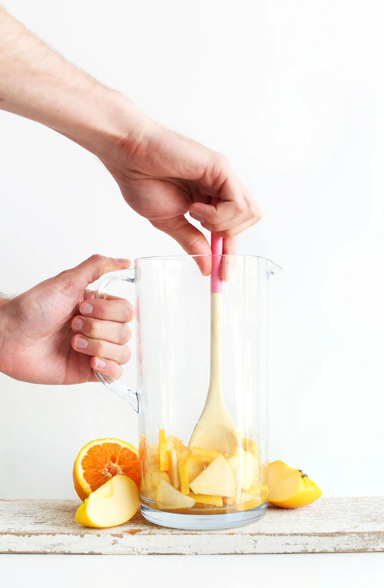 Frisches Obst für hausgemachte traditionelle Sangria wird gerührt