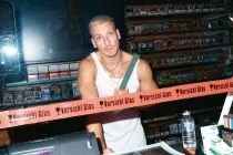 Frisches Obst und Gemüse auf einem Marktstand, repräsentativ für gesunde Ernährungstrends