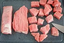 Frisches Rinderfilet wird vorbereitet, geschnitten und trockengetupft für das Rahm-Stroganoff, ein essenzieller Schritt bei Rezepten mit Rinderfilet.