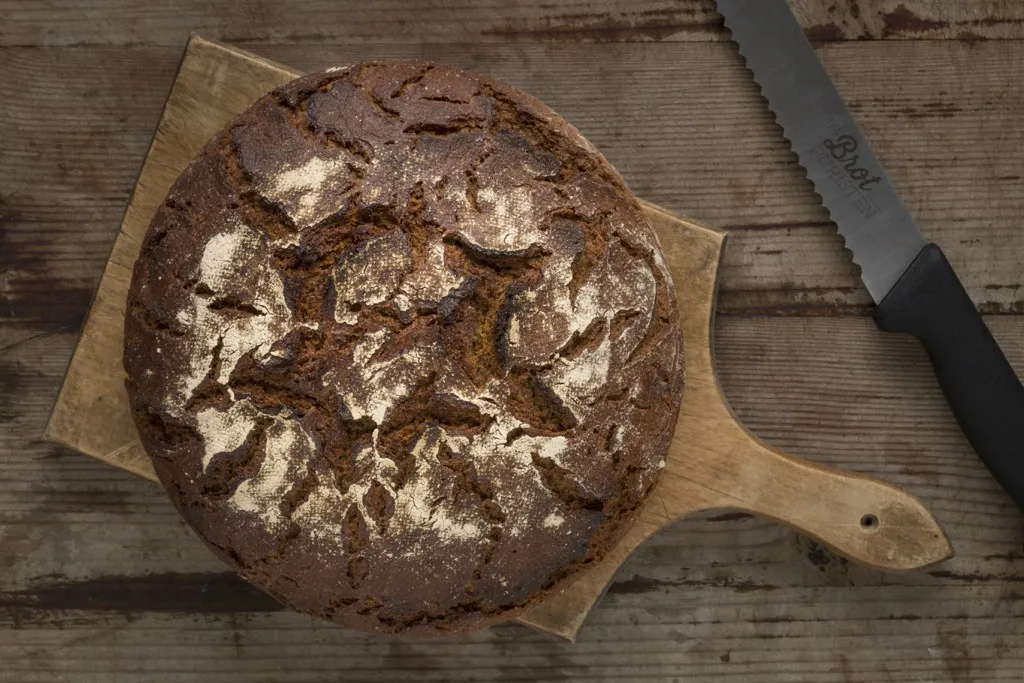 Frisches Roggensauerteigbrot mit Miso-Butter für das Abendessen