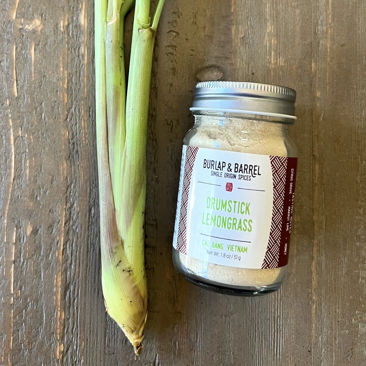 Frisches und gemahlenes Zitronengras auf einem Teller