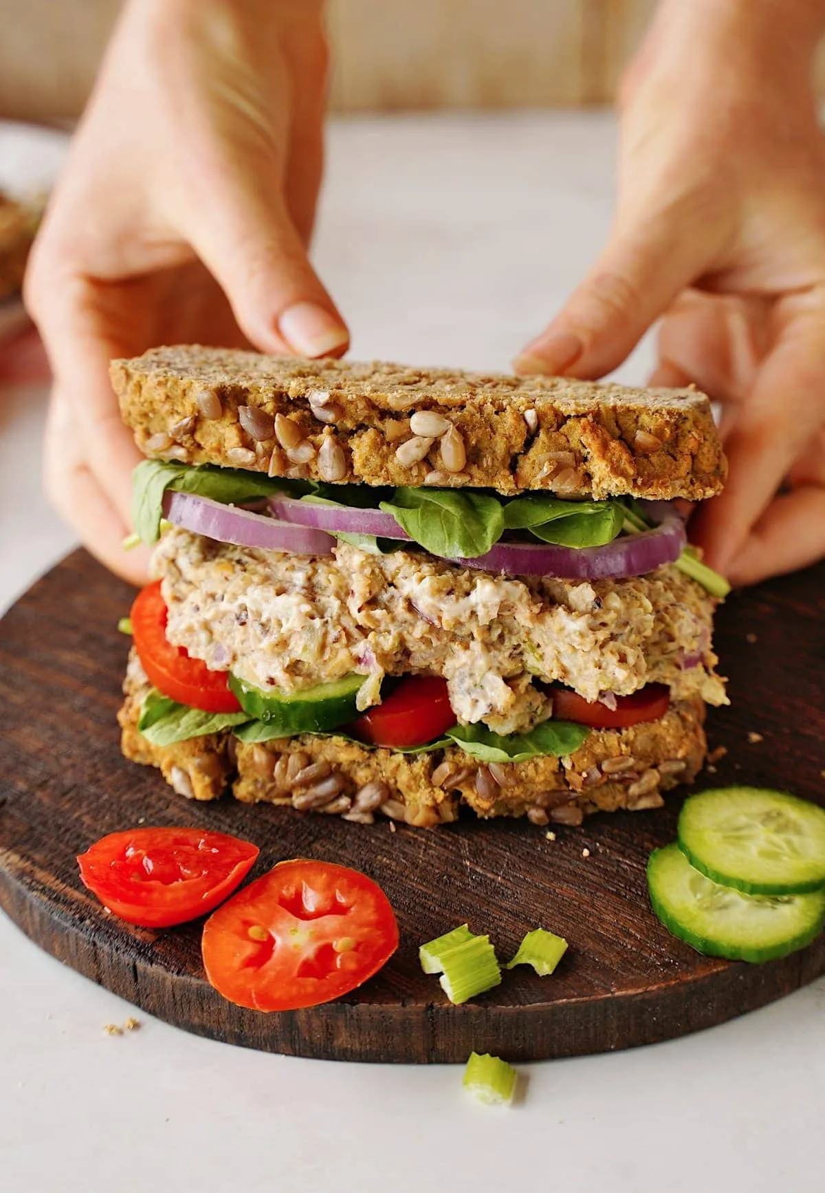 Frisches veganes Kichererbsen-Thunfisch-Salat-Sandwich, eine proteinreiche und fleischlose Mittagessen-Option.