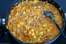 Frischkäse in den fertigen Bauerntopf einrühren für eine cremige Konsistenz