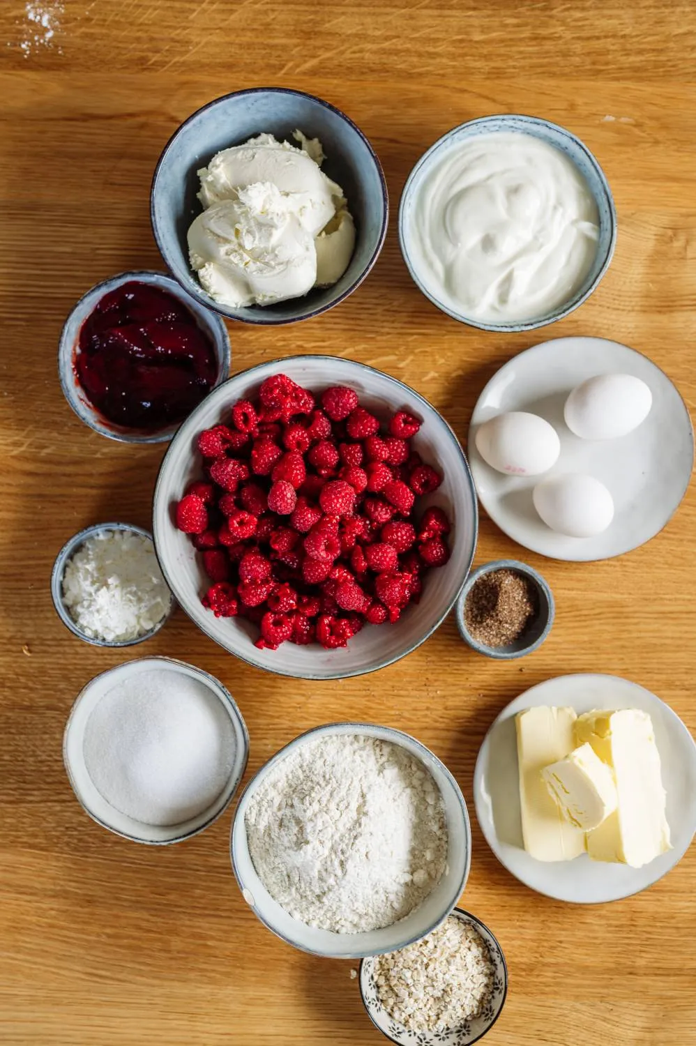 Frischkäse-Joghurt-Masse für den cremigen Geburtstagskuchen wird angerührt