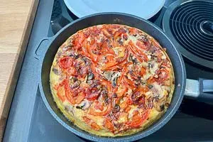 Frittata wenden.