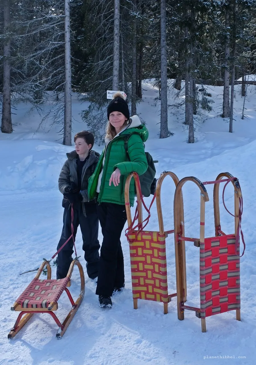 Fröhliches Rodeln im Schnee