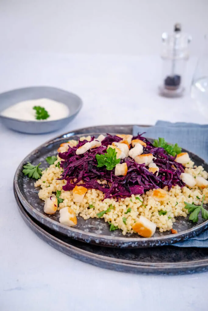 Frontale Ansicht des Rotkohl-Couscous-Gerichts mit Halloumi, ideal für schnelle und gesunde Rezepte mit Rotkohl