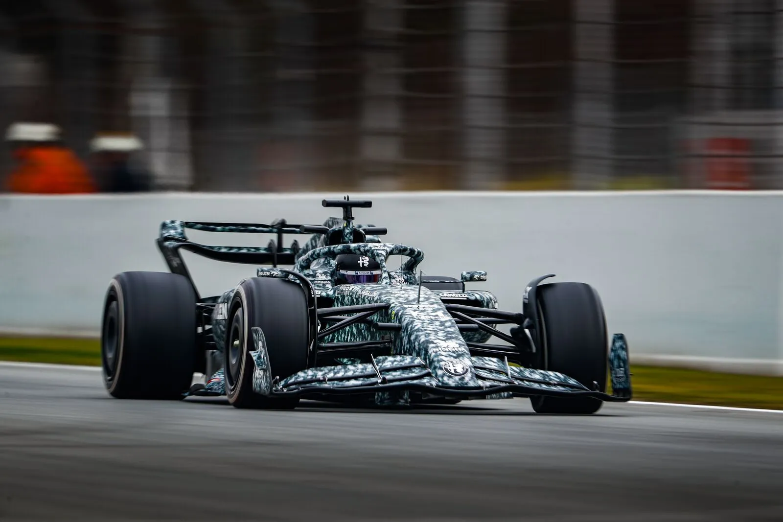 Frontansicht des Alfa Romeo C42 beim Formel 1 Test in Barcelona 2022, zeigt das Porpoising-Phänomen