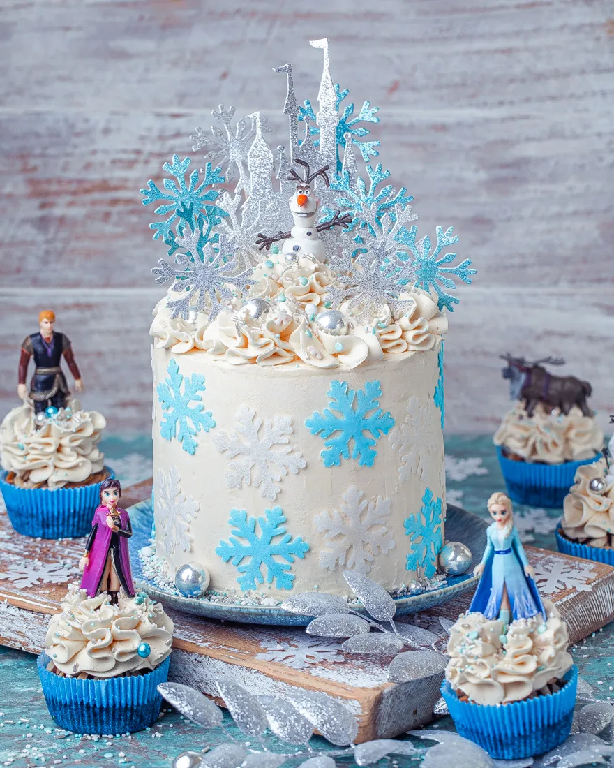Frozen Torte mit verschiedenen Spielfiguren dekoriert
