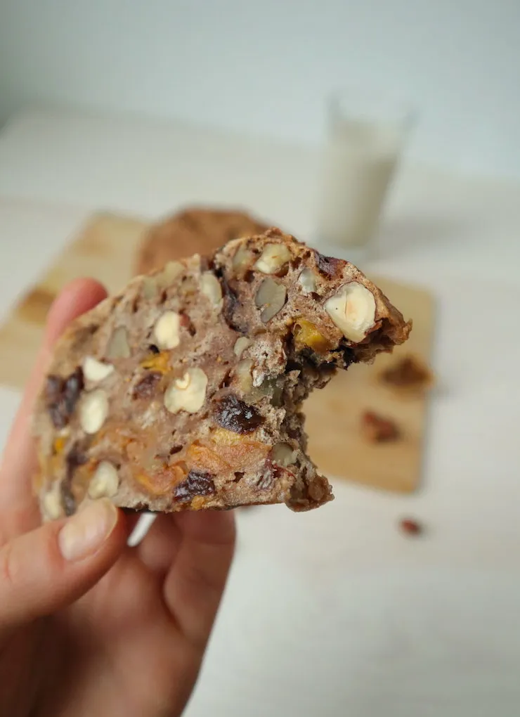 Früchtebrot auf einem Holzbrett mit Früchten und Nüssen