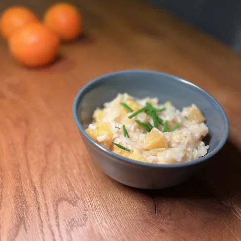Fruchtig trifft herzhaft: Spitzkohl-Orangen-Risotto, eine köstliche Bereicherung für Arthrose Ernährung Rezepte.