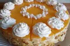 Fruchtige Pfirsich-Sahne-Torte mit Frischkäse als sommerlicher Kuchen