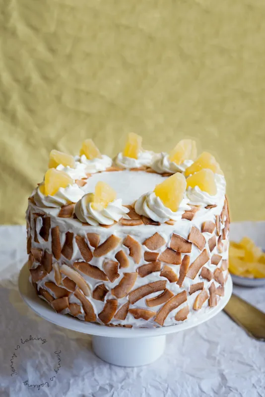 Fruchtige Piña-Colada-Torte, sommerlich und erfrischend.