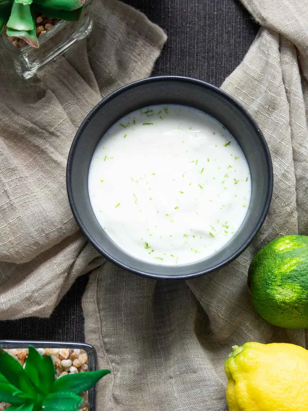 Fruchtige Quarkspeise mit Zitrone und Limette