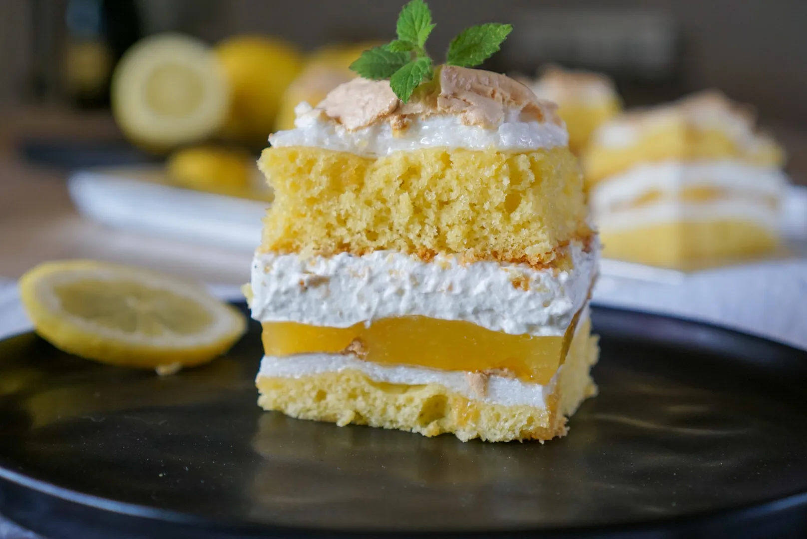 Fruchtige Zitronenschnitten auf einem Gitter