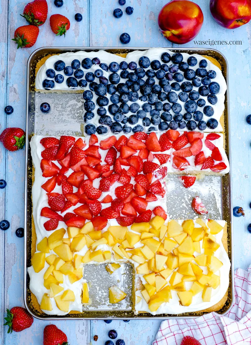 Fruchtiger Blechkuchen mit Schmandcreme und frischem Obst, ein schneller Kuchen für den Sommer