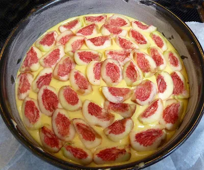 Fruchtiger Geburtstagskuchen mit Pfirsichen und Brombeeren, bereit zum Anschneiden.