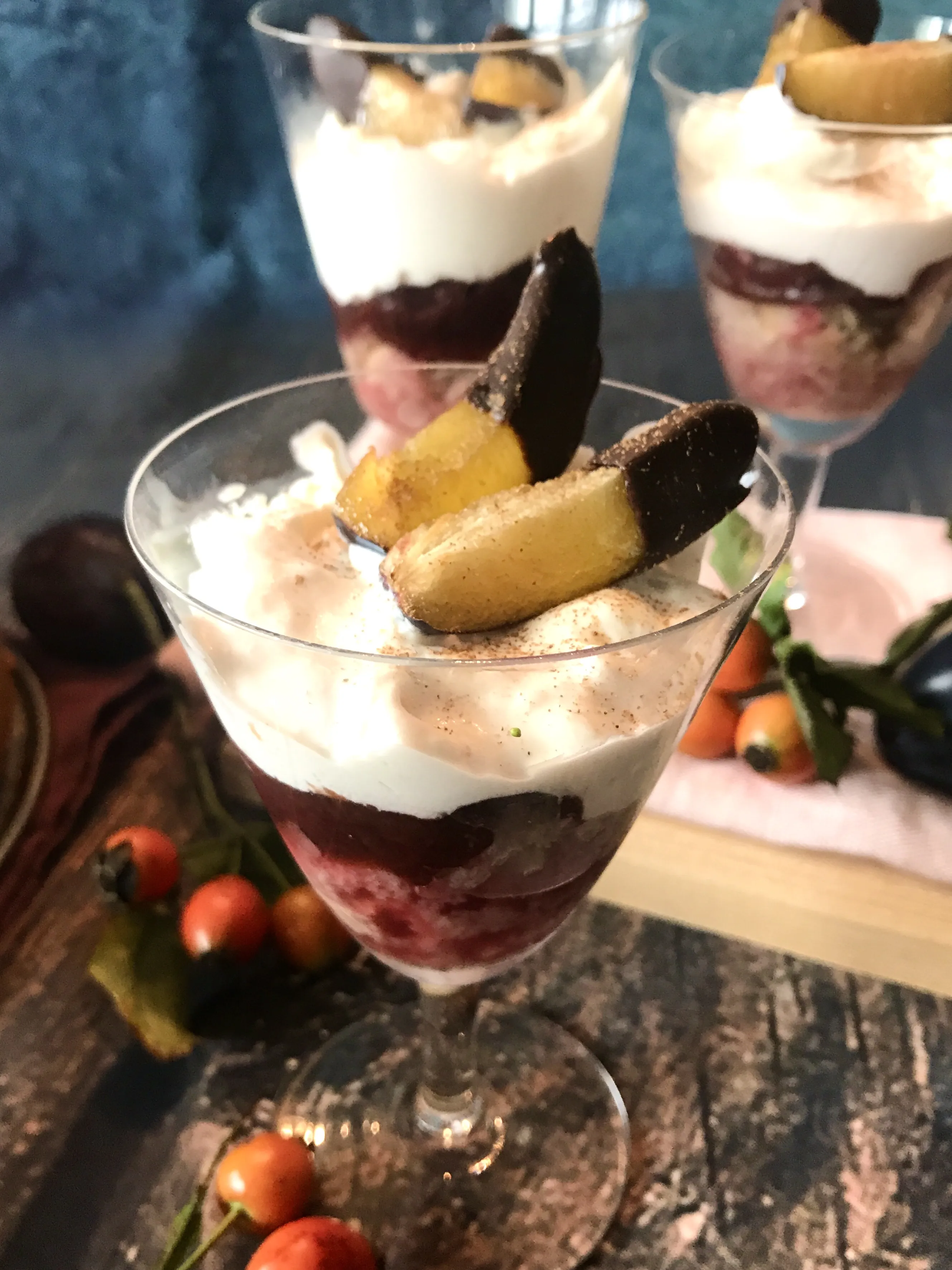 Fruchtiges Zwetschgen-Trifle mit Sahne-Schmand-Creme als Dessert-Alternative
