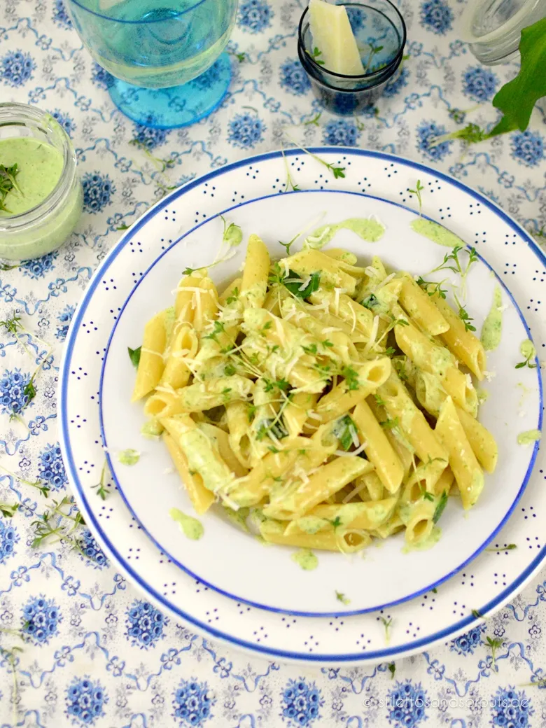 Frühlingshaftes Nudelgericht mit Bärlauch und frischer Kresse