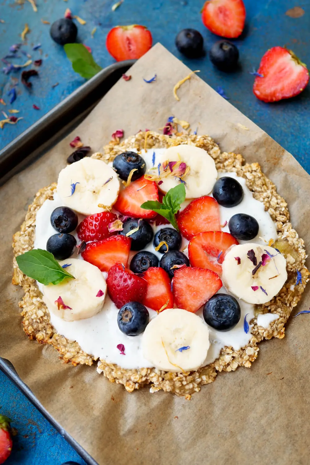 Frühstückspizza mit Früchten, Joghurt und Minze