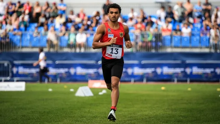 Fünfkämpfer Pele Uibel läuft bei der Weltmeisterschaft 2023 (Bild: UIPM World Pentathlon/Nuno Gonçalves)