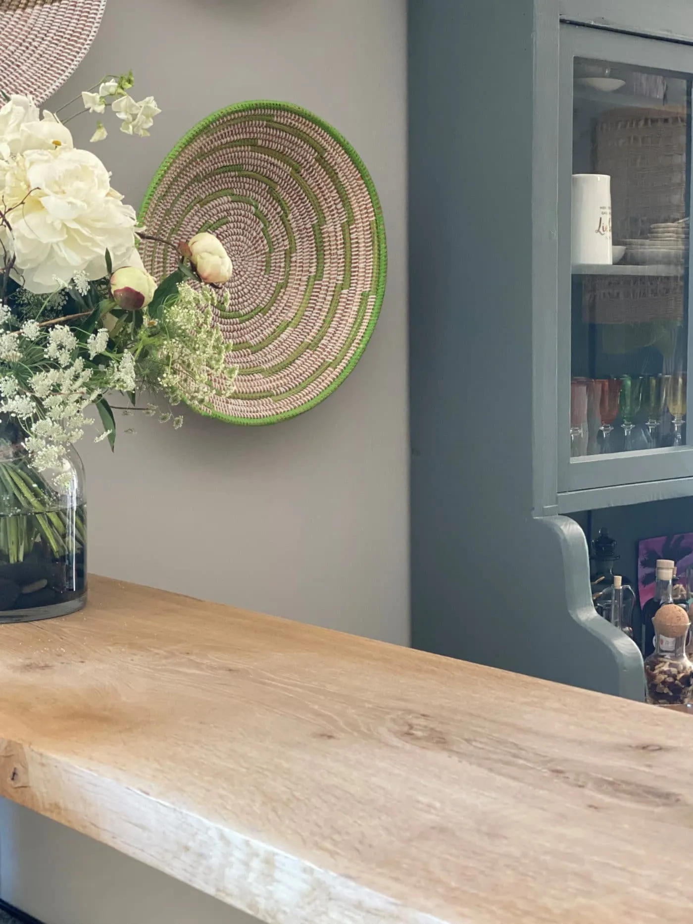 Funktionale Küchentheke mit passenden Barhockern als gemütlicher Treffpunkt