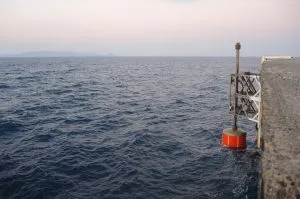 Funktionsfähiger Wellenenergiekonverter (WEC) von SINN Power vor Heraklion im Meer