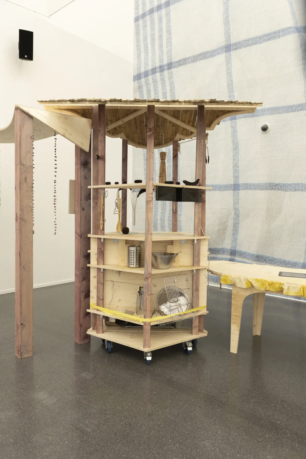 Für die Performance „Kochen mit und ohne endlose Soße“ rollt er als mobile Küche auf den Vorplatz des Dortmunder U.