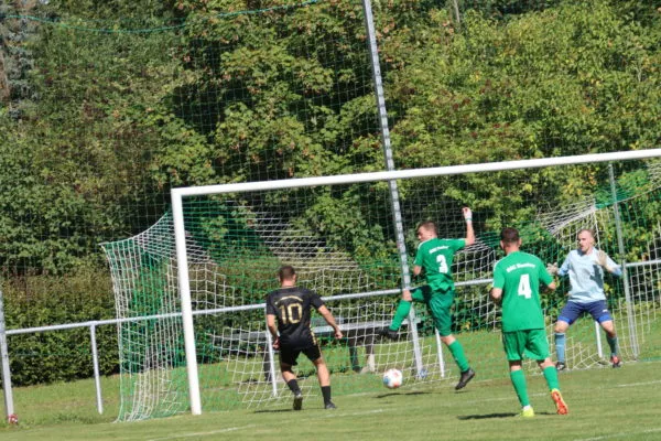 Fußballspieler im Duell während eines Salzlandliga-Spiels, typisch für kfv fussball regionale Ligen.