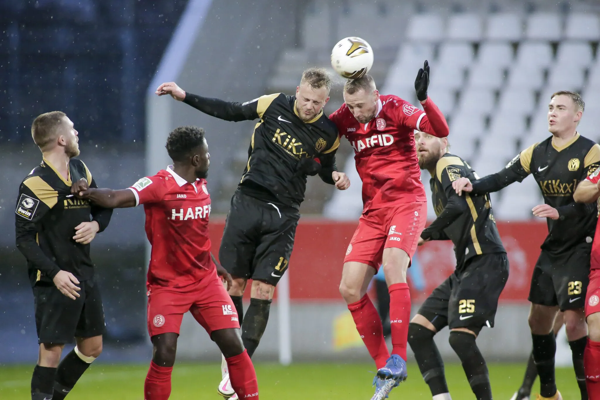 Fußballszene aus einem früheren Spiel zwischen Rot-Weiss Essen und SV Meppen, die die Intensität der Begegnung "RWE gegen Meppen" zeigt.