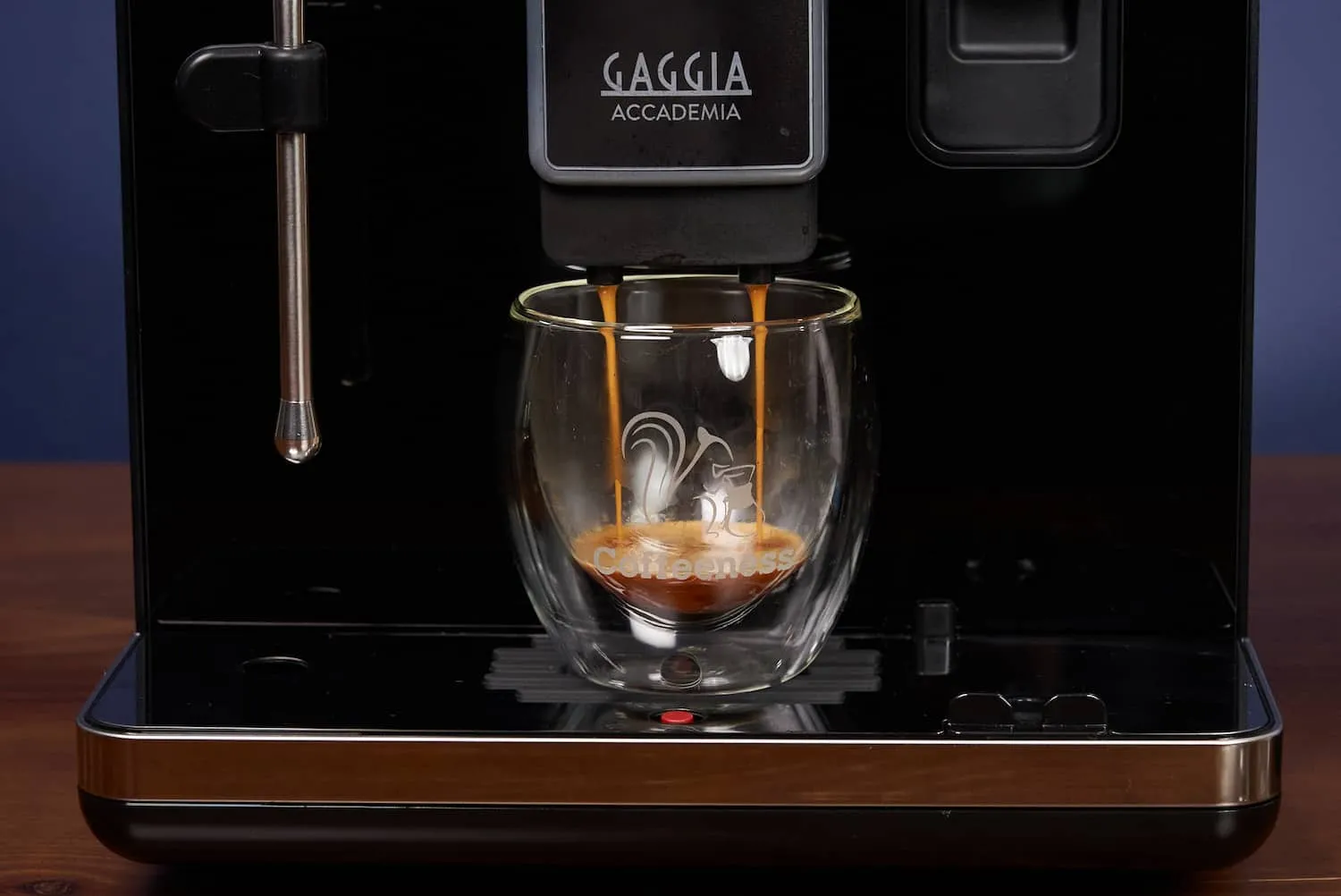Gaggia Accademia Kaffeemaschine bei der Zubereitung eines Espressos