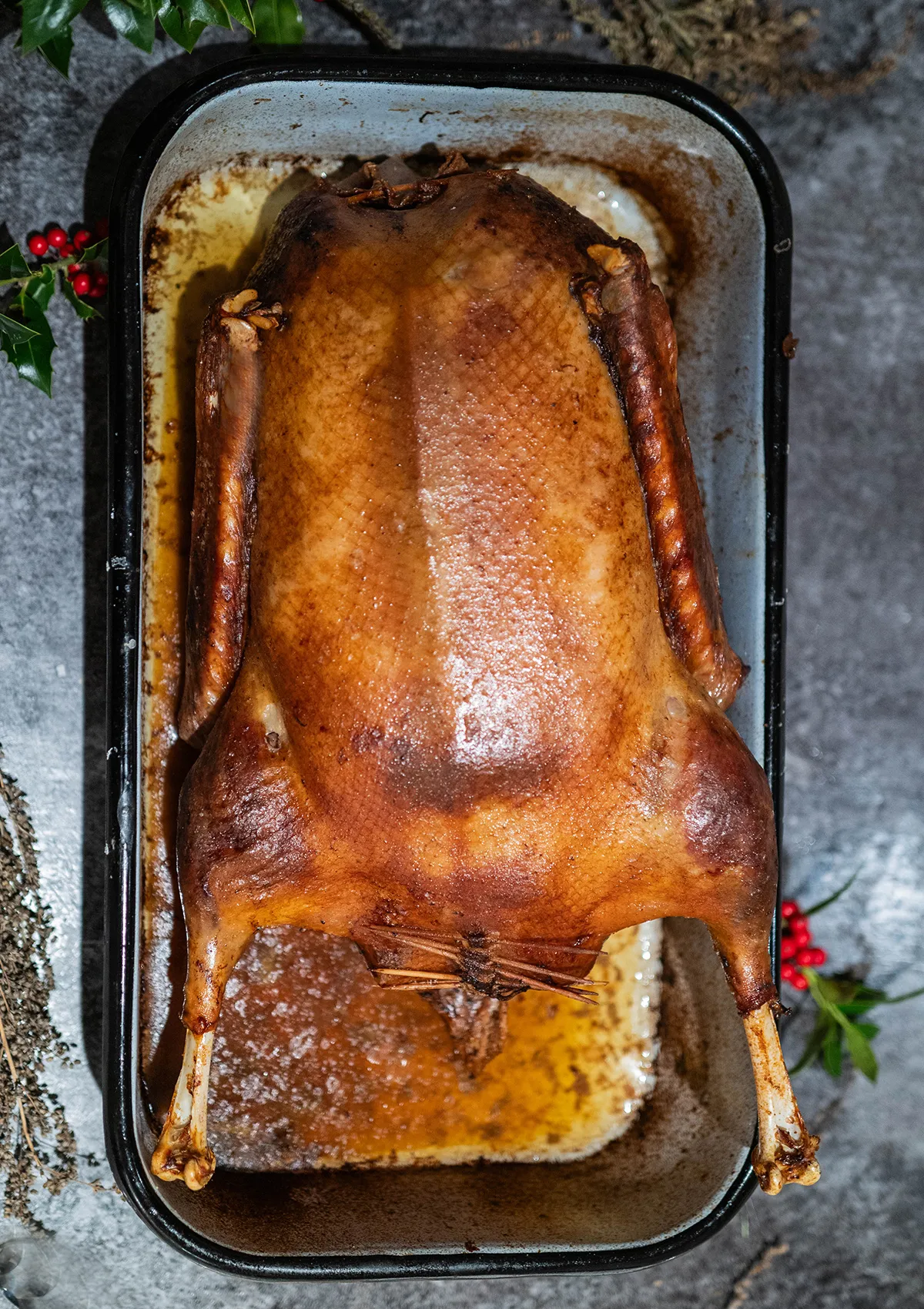 Gänsebraten mit klassischen Beilagen und festlicher Dekoration, ein Sinnbild deutscher Küche.