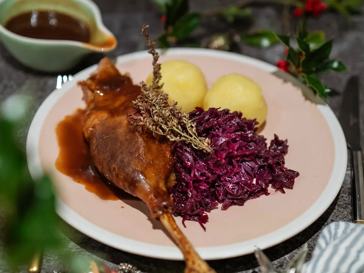 Gänsebraten mit knuspriger Haut, bereit zum Servieren auf dem Festtisch für ein traditionelles Weihnachtsessen in Deutschland.