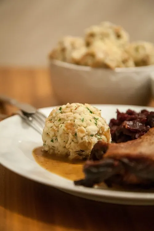 Gänsekeulen im Bratschlauch, bereit zum Garen im Ofen mit Äpfeln und Zwiebeln