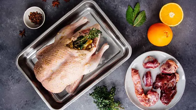 Ganze Ente im Ofen mit knuspriger Haut